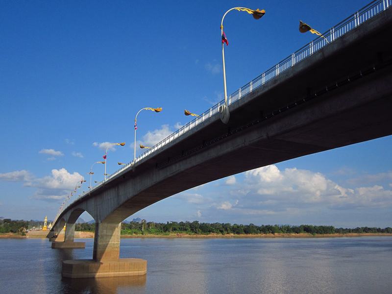 มุมมองจากใต้สะพานมิตรภาพไทย–ลาว แห่งที่ 3 ที่ทอดข้ามแม่น้ำโขง