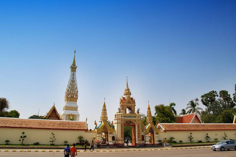 องค์พระธาตุพนมสีขาวทองและซุ้มประตูหน้าวัด