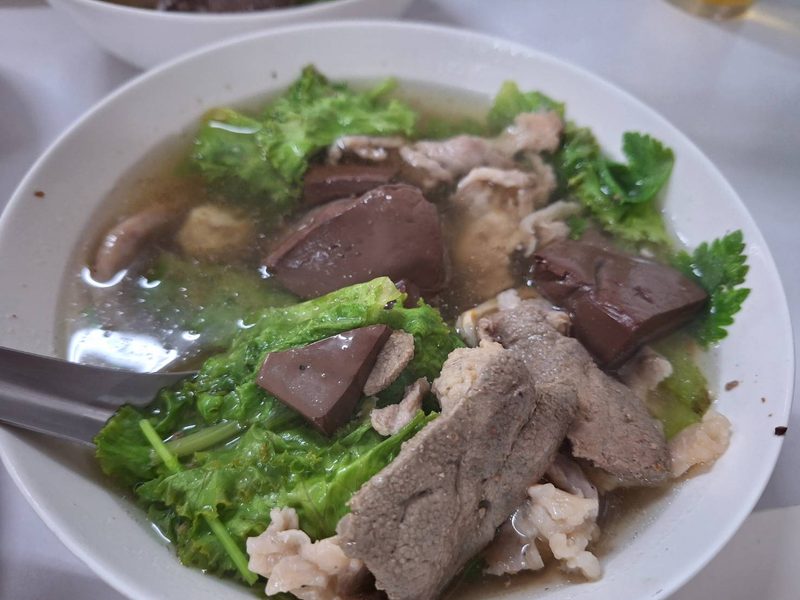 ต้มเครื่องในหมูใส่ตับ เลือดหมู และผักกาด